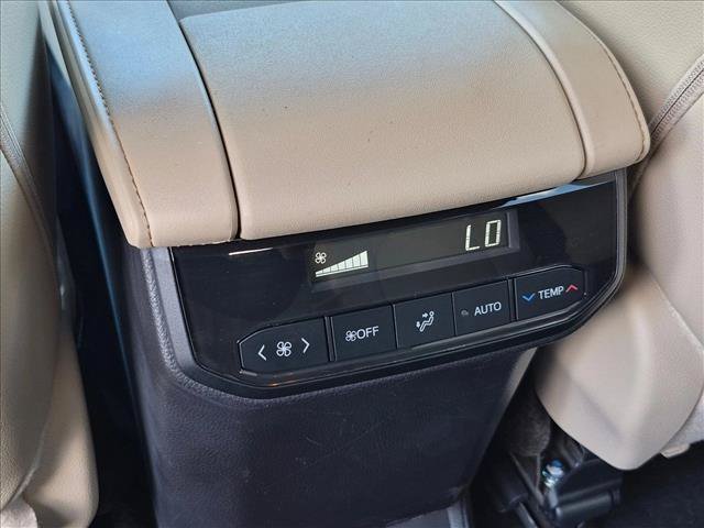 Used 2024 Toyota Highlander XLE FWD image 17