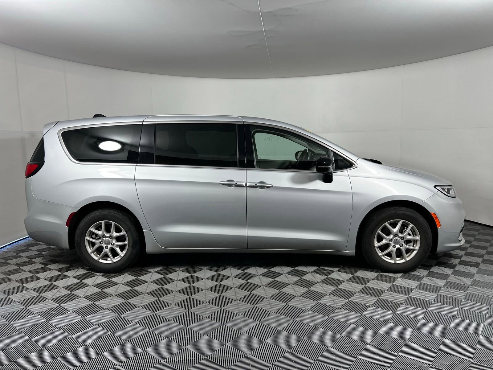 Used 2024 Chrysler Pacifica Touring-L image 4