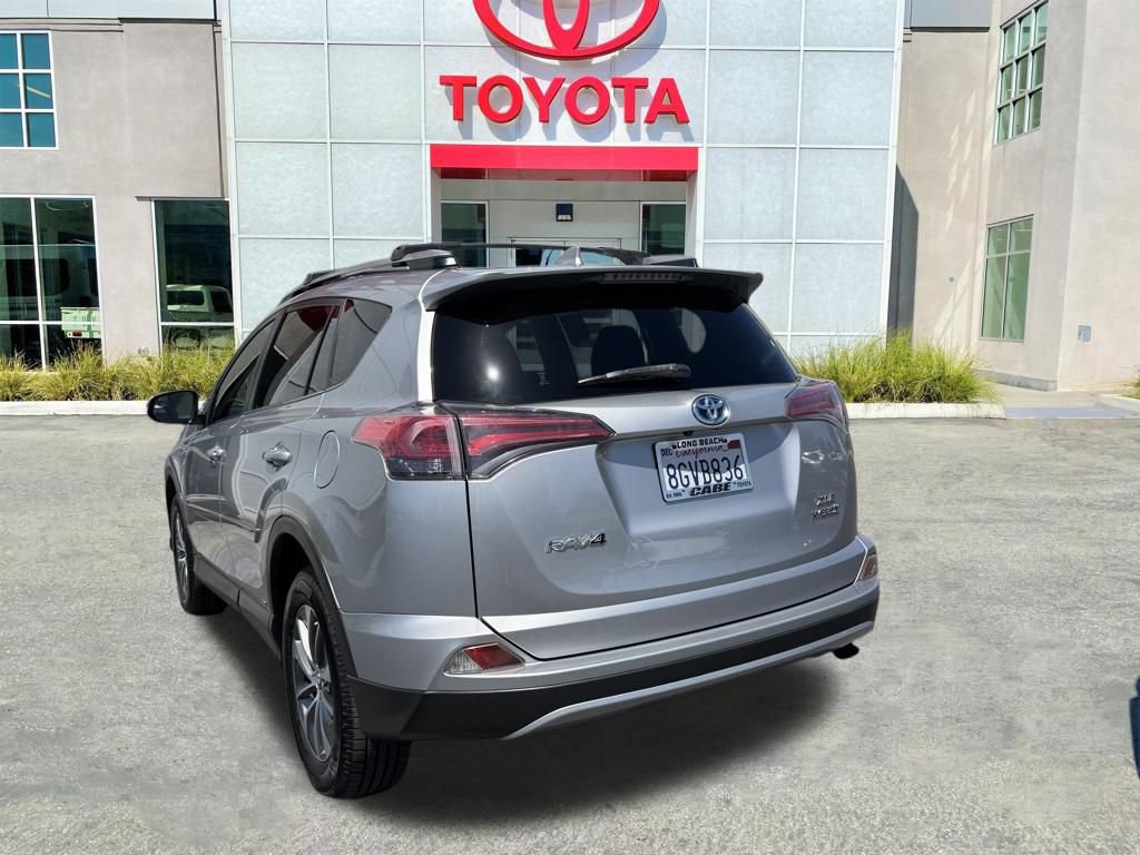 Used 2018 Toyota RAV4 XLE AWD/4WD image 5