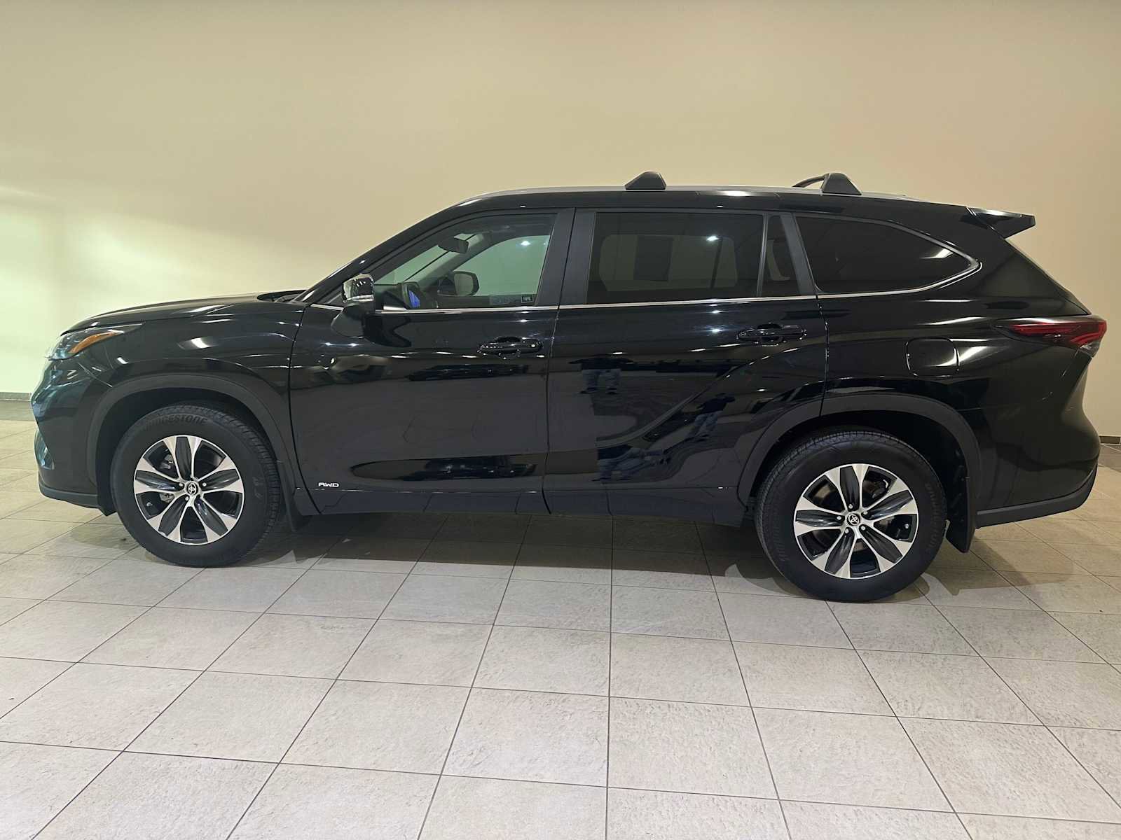 Certified 2025 Toyota Highlander XLE image 3