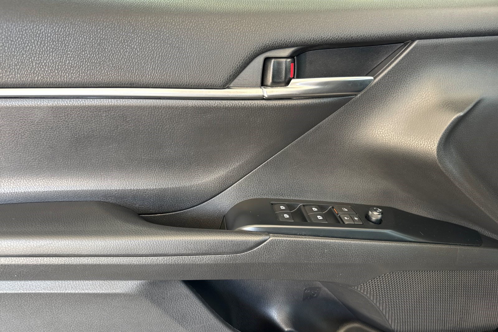 Used 2020 Toyota Camry LE FWD image 12