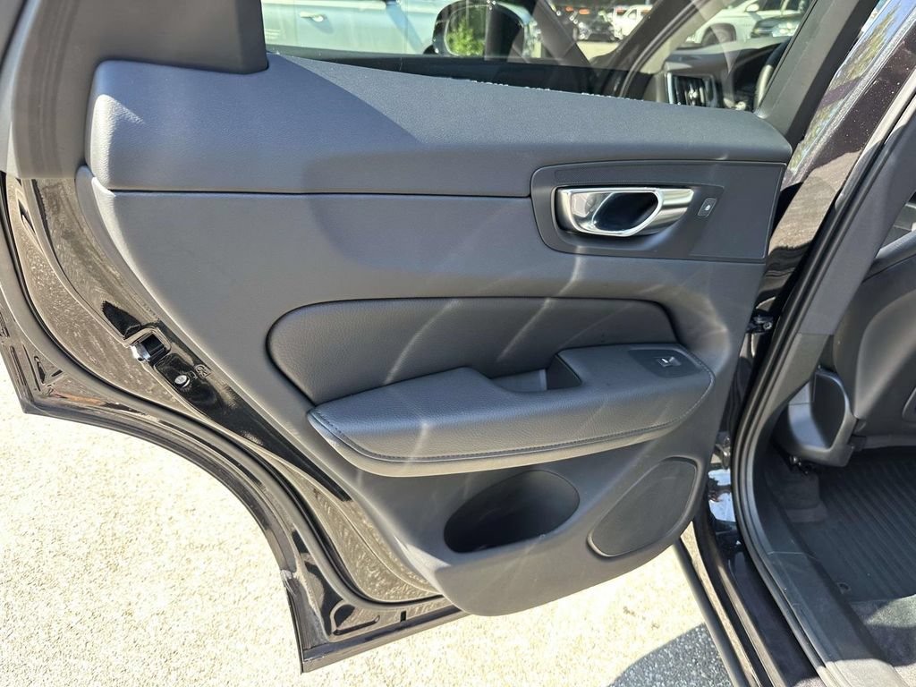 Used 2022 Volvo XC60 B5 Momentum w/ Climate Package AWD/4WD image 22
