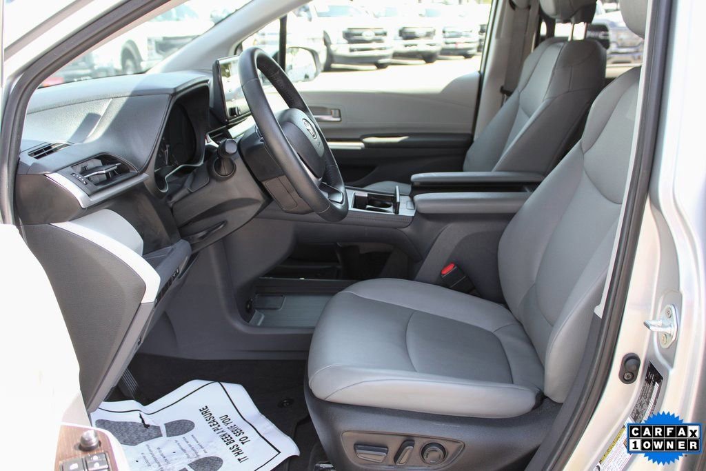 Used 2023 Toyota Sienna XLE AWD/4WD image 16