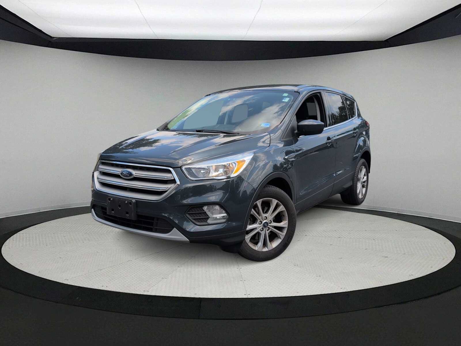 Used 2019 Ford Escape SE FWD image 1