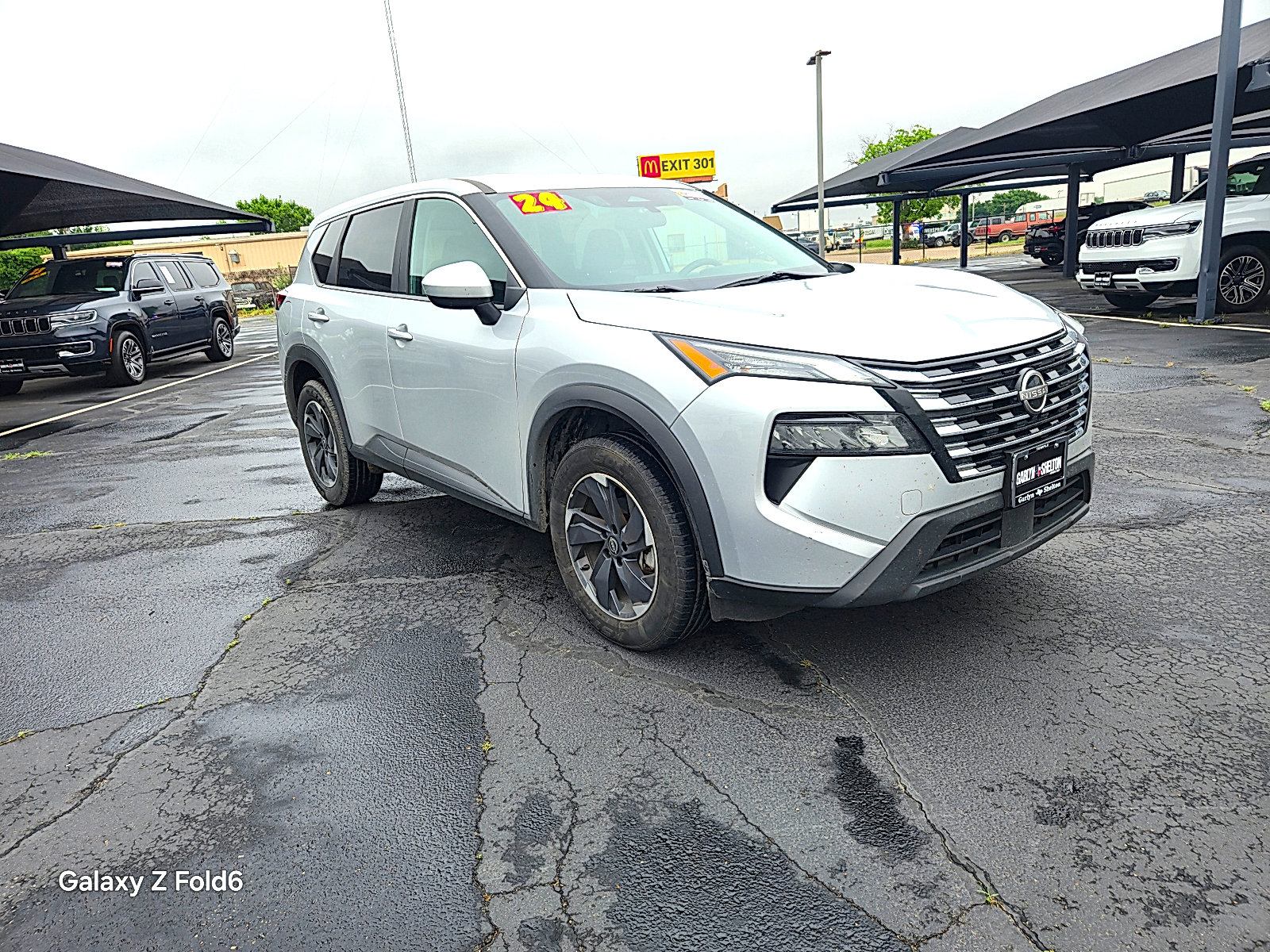 Used 2024 Nissan Rogue SV FWD image 2