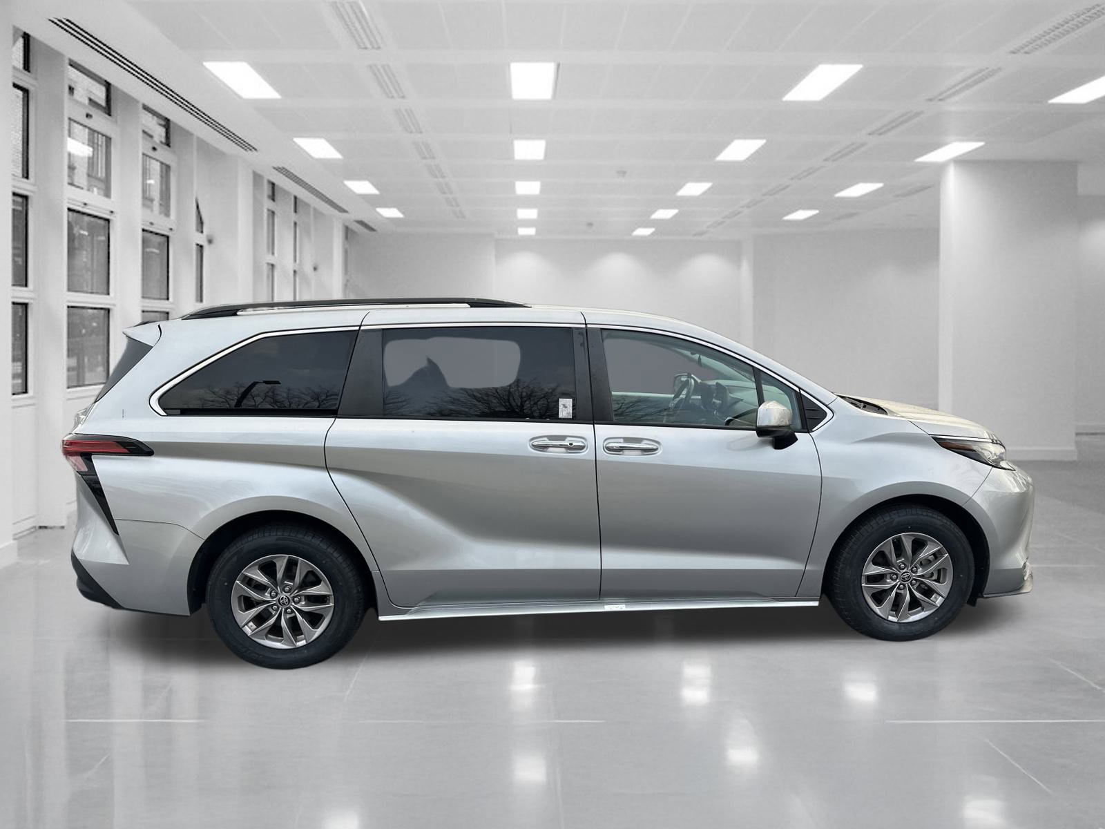 Used 2022 Toyota Sienna XLE image 4