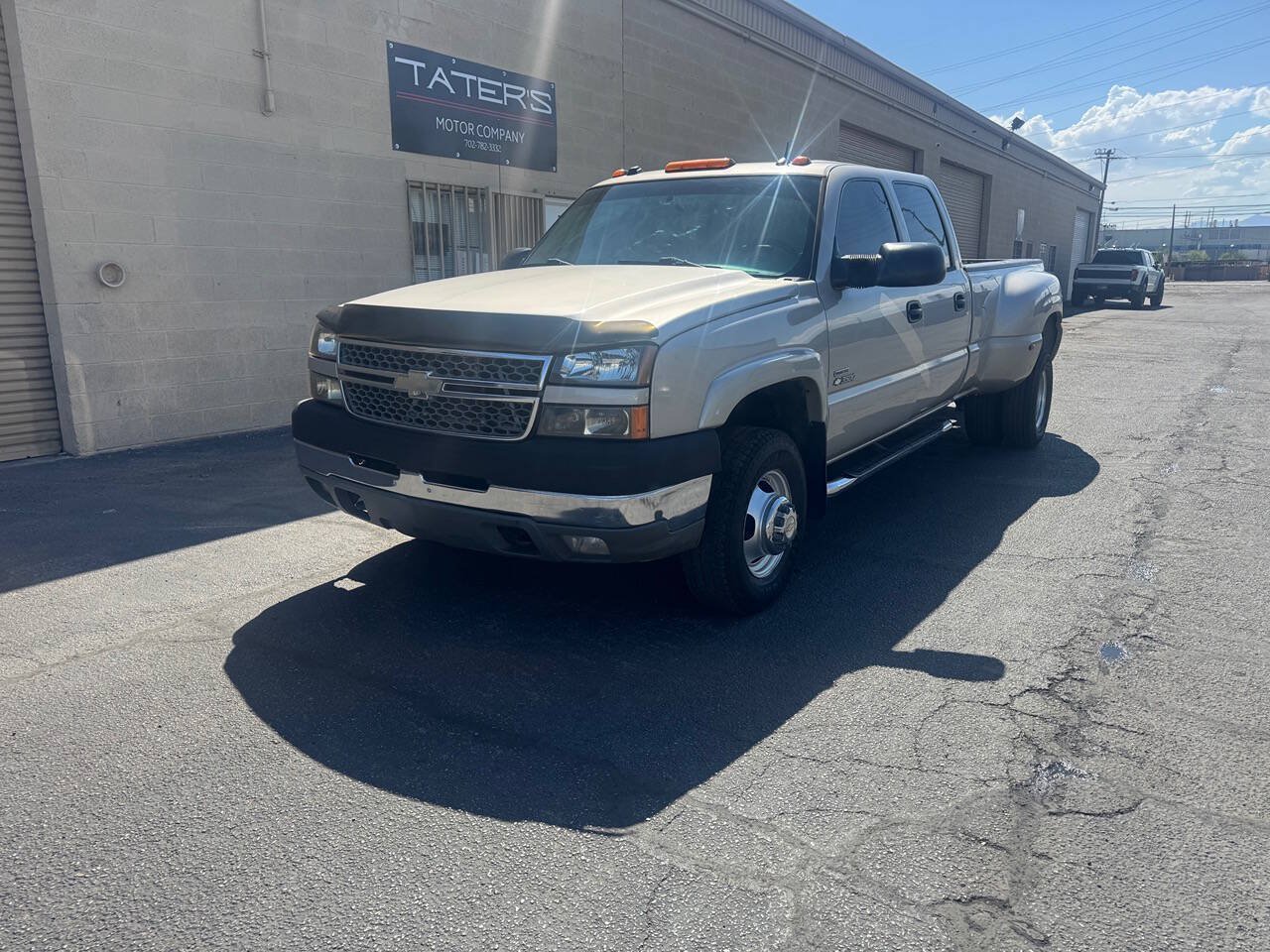 Used 2005 Chevrolet Silverado 3500 LT w/ Heavy-Duty Power Package RWD image 2