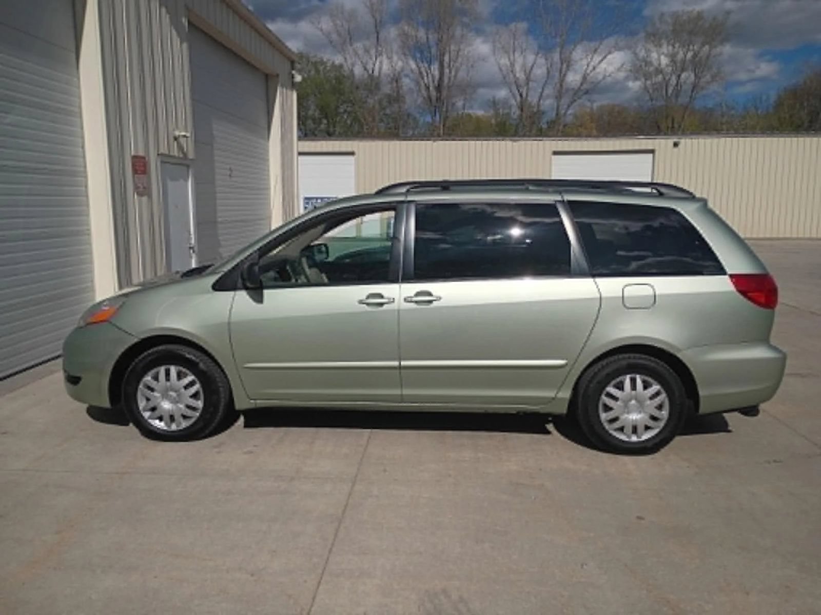 Used 2008 Toyota Sienna CE FWD image 1