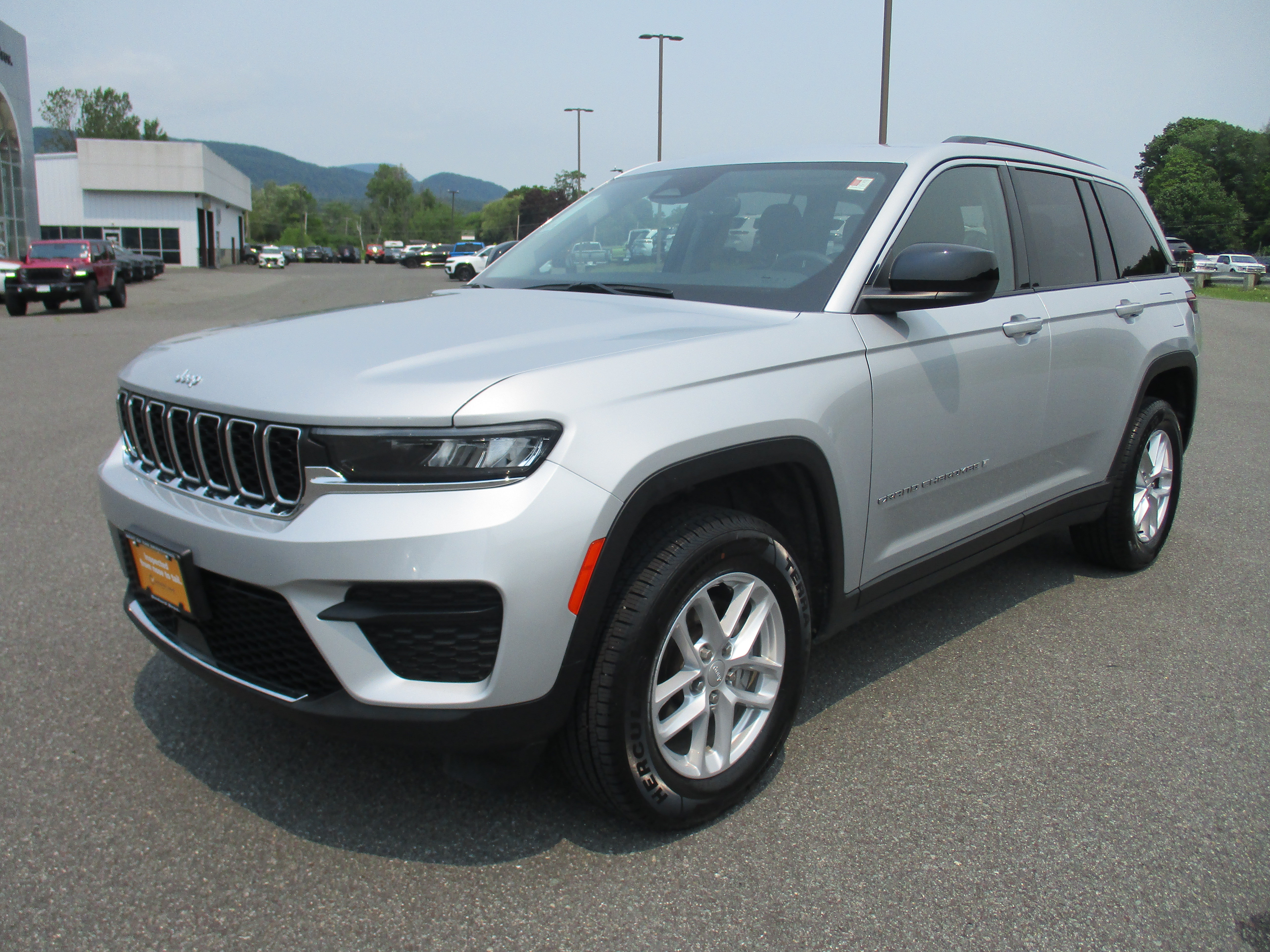 Certified 2023 Jeep Grand Cherokee Laredo X AWD/4WD image 1