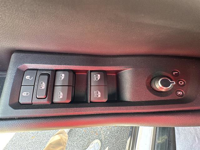 Used 2023 Jeep Grand Cherokee Limited w/ Luxury Tech Group II image 16