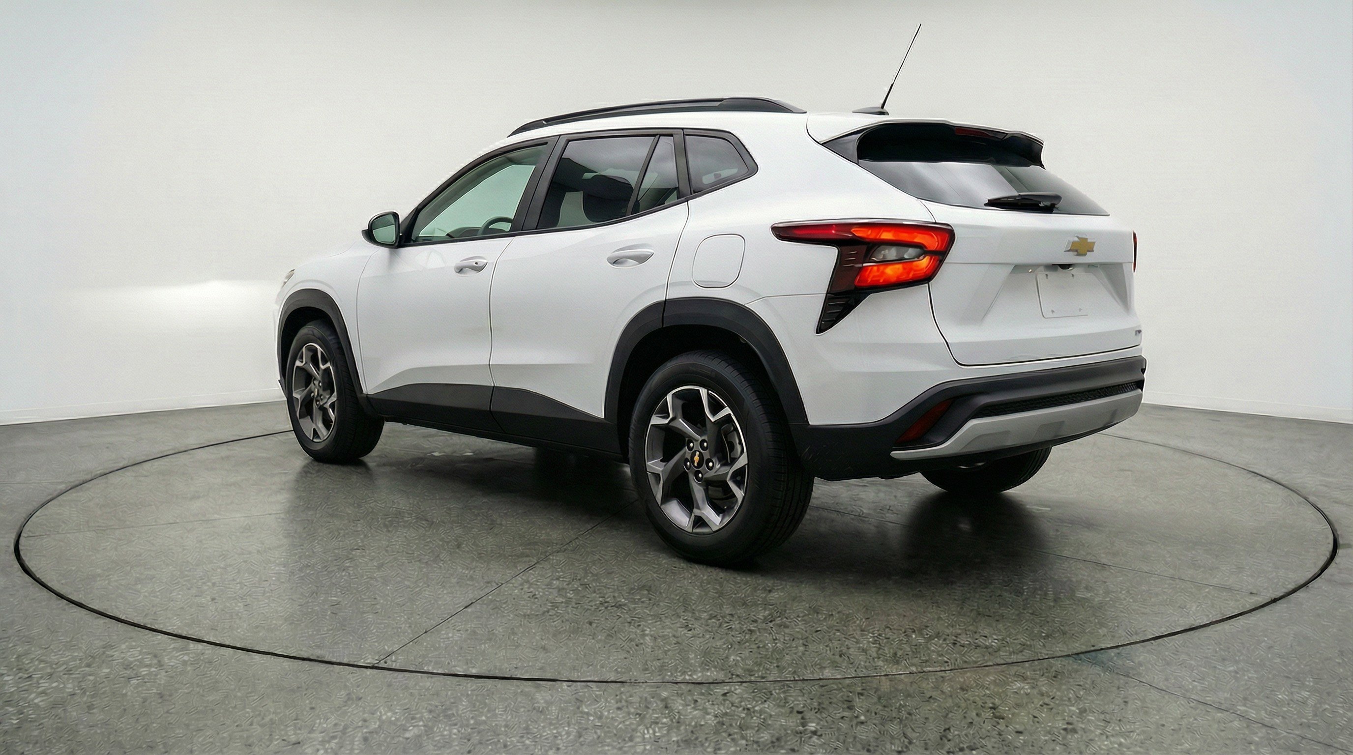 Used 2025 Chevrolet Trax LT FWD image 6