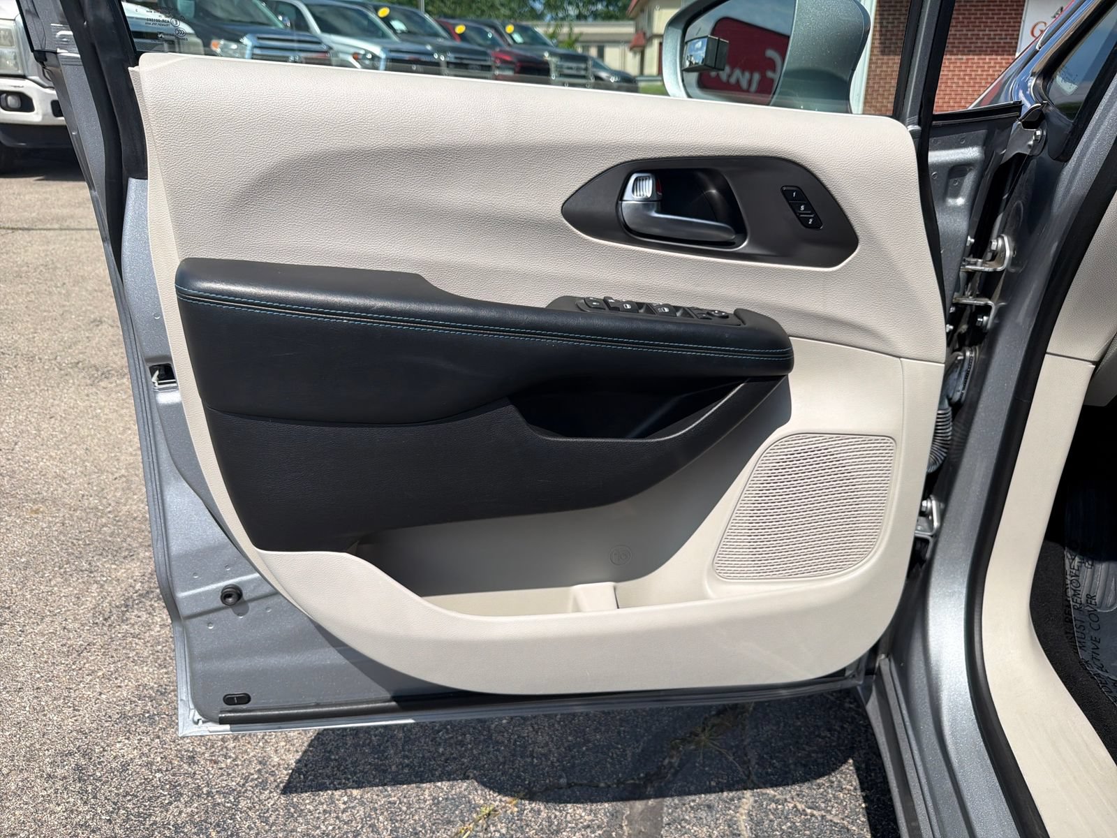 Used 2021 Chrysler Pacifica Touring-L FWD image 11