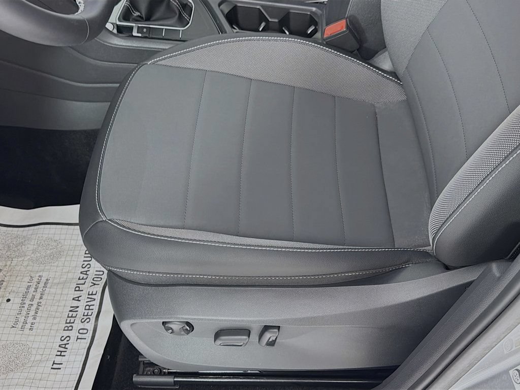 Used 2023 Volkswagen Taos SE w/ Panoramic Sunroof Package FWD image 18