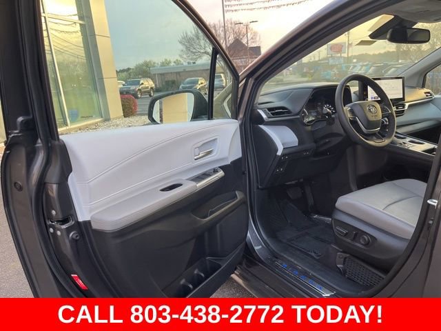 Used 2025 Toyota Sienna XLE image 4