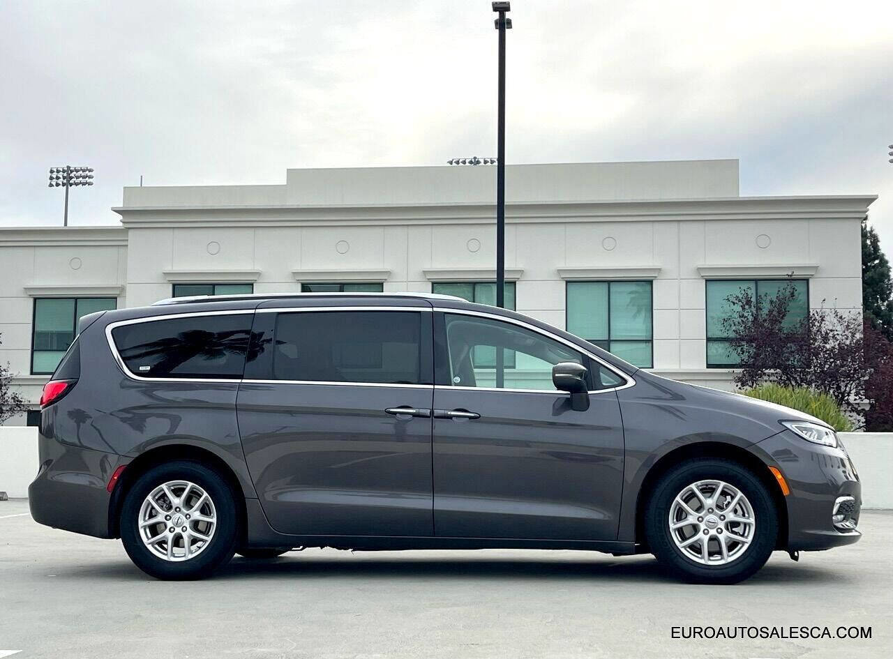 Used 2021 Chrysler Pacifica Touring-L image 3