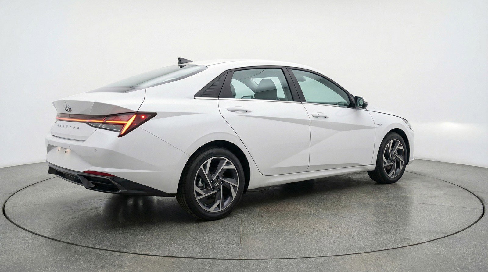 Used 2025 Hyundai Elantra SEL FWD image 9