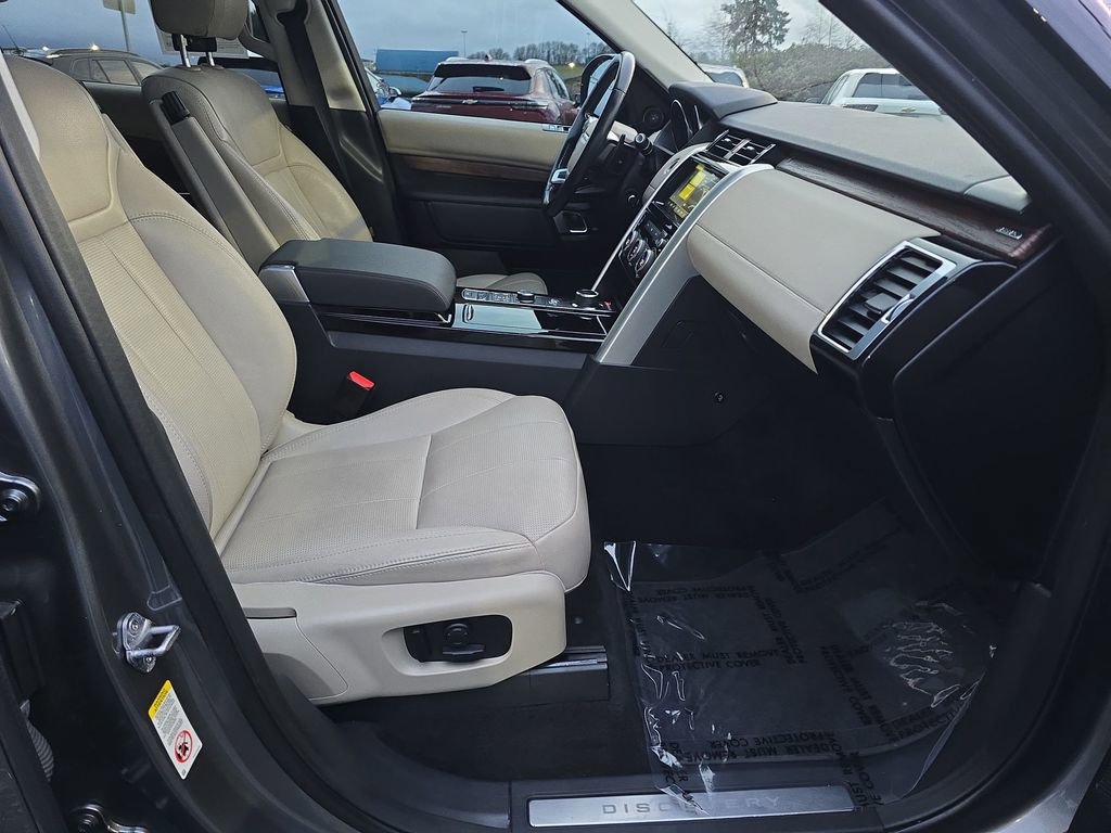 Used 2017 Land Rover Discovery HSE image 34