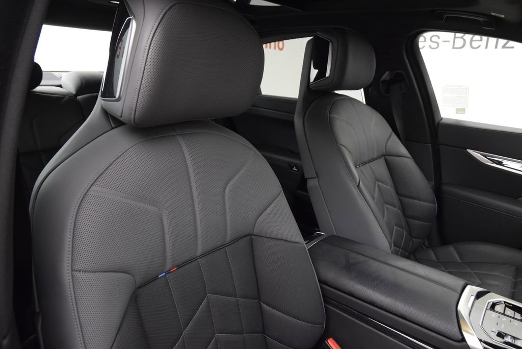 Used 2025 BMW 760i xDrive w/ Executive Package image 17