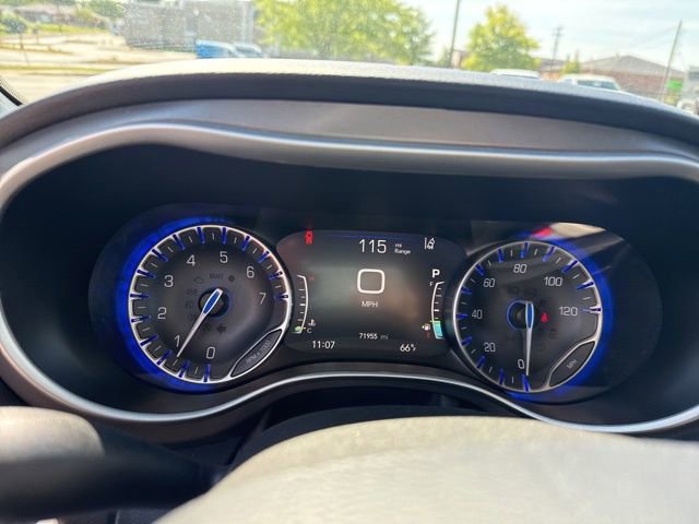Used 2024 Chrysler Pacifica Touring-L FWD image 19