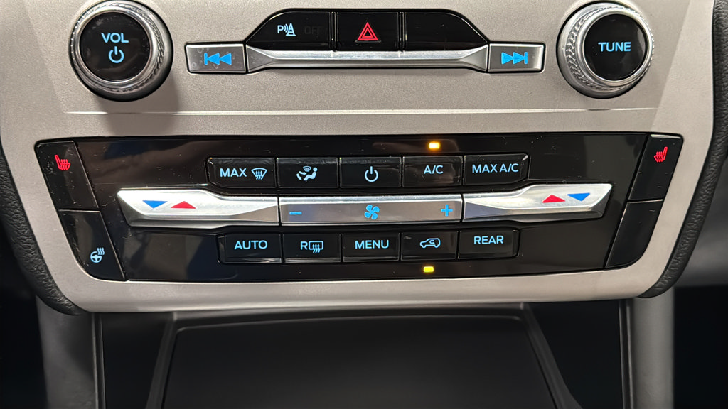 Used 2023 Ford Explorer XLT w/ Equipment Group 202A AWD/4WD image 17