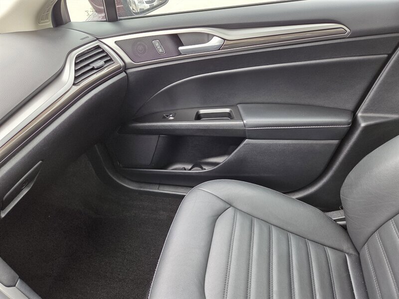 Used 2018 Ford Fusion SE w/ Fusion SE Technology Package FWD image 22