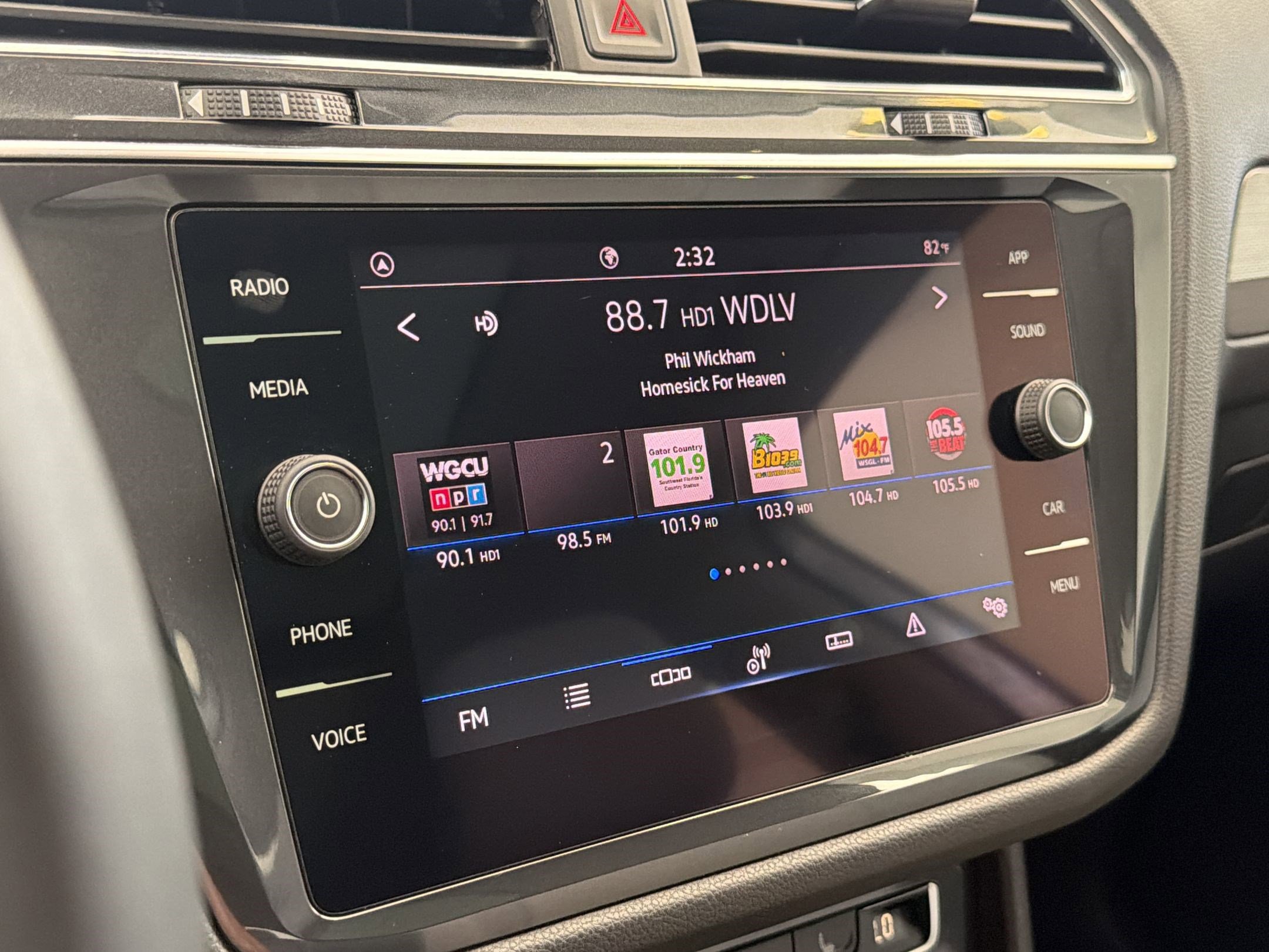 Used 2021 Volkswagen Tiguan SE w/ Panoramic Sunroof Package image 24