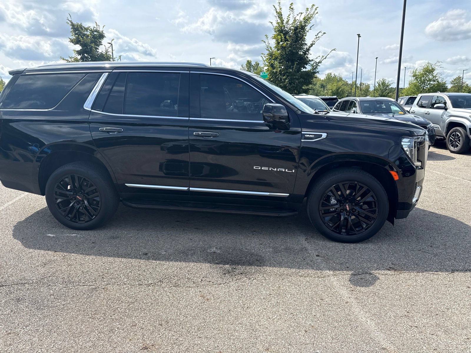 Used 2021 GMC Yukon Denali w/ LPO, Illumination Package AWD/4WD image 4
