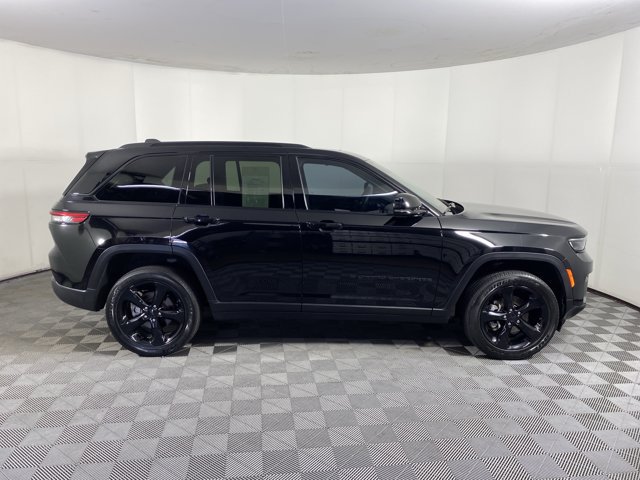 Used 2024 Jeep Grand Cherokee Altitude AWD/4WD image 7