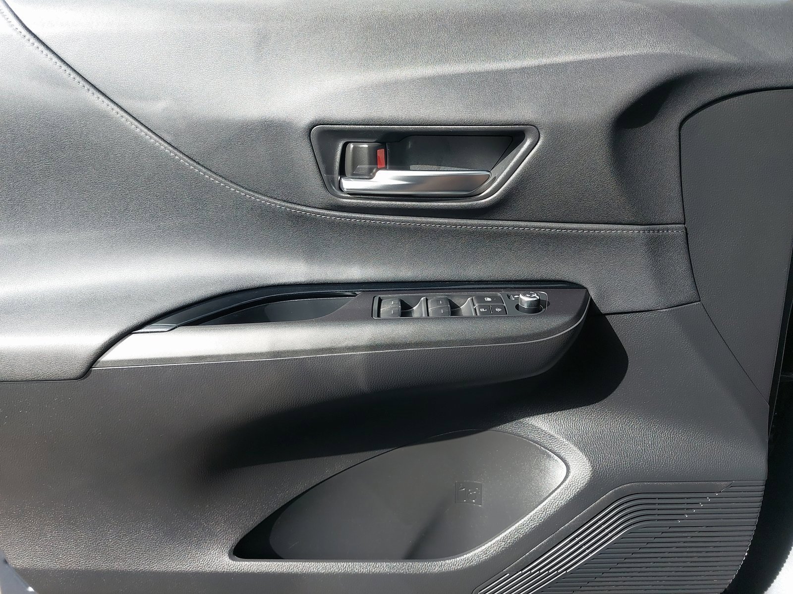 Used 2021 Toyota Venza LE image 26