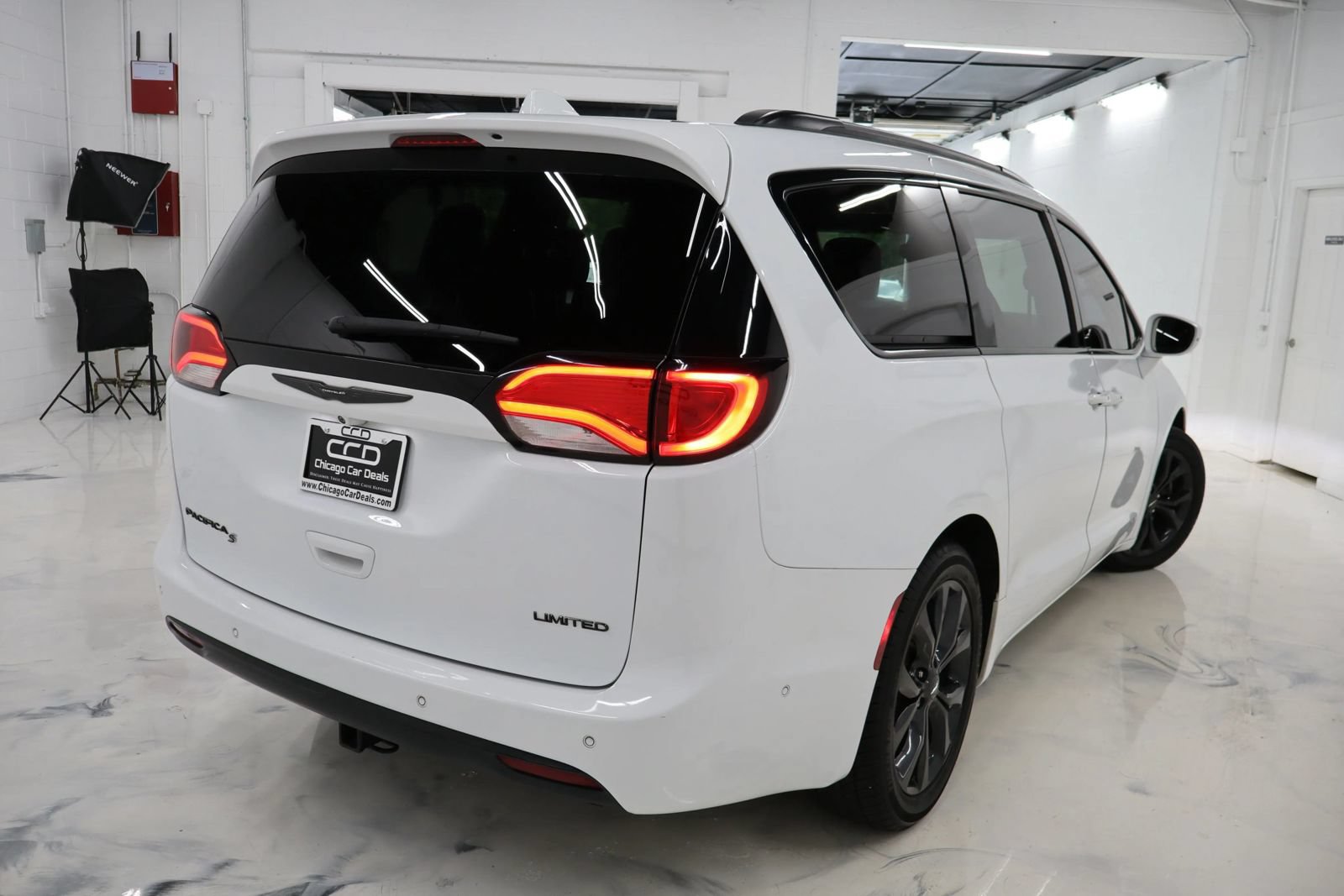 Used 2019 Chrysler Pacifica Limited w/ Advanced Safetytec Group FWD image 9