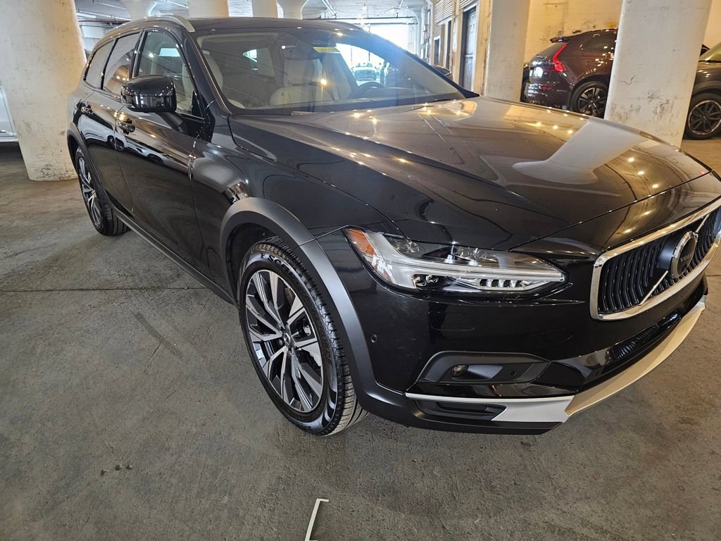 Certified 2025 Volvo V90 B6 Cross Country Plus AWD/4WD image 5