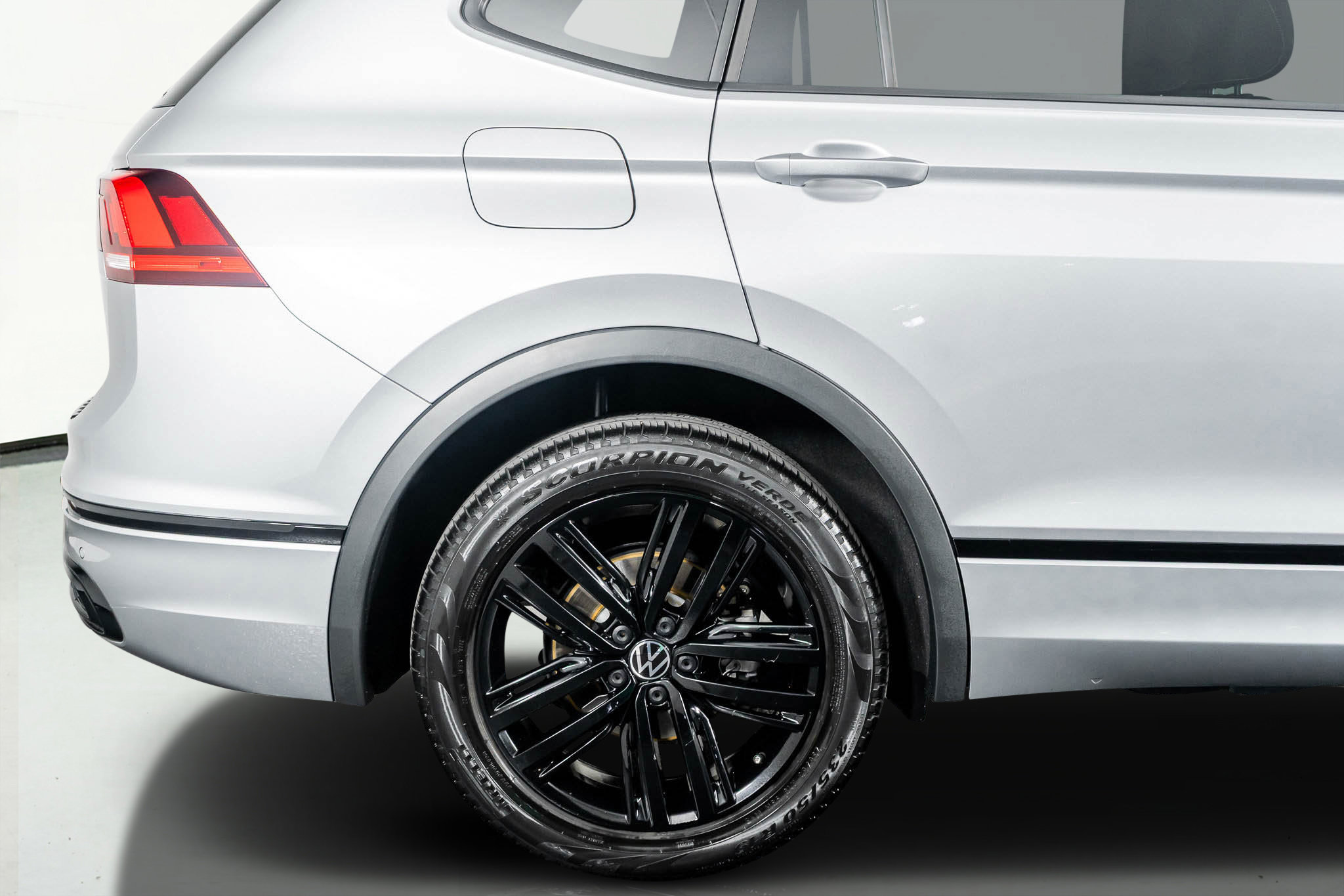 Used 2022 Volkswagen Tiguan SE R-Line image 15