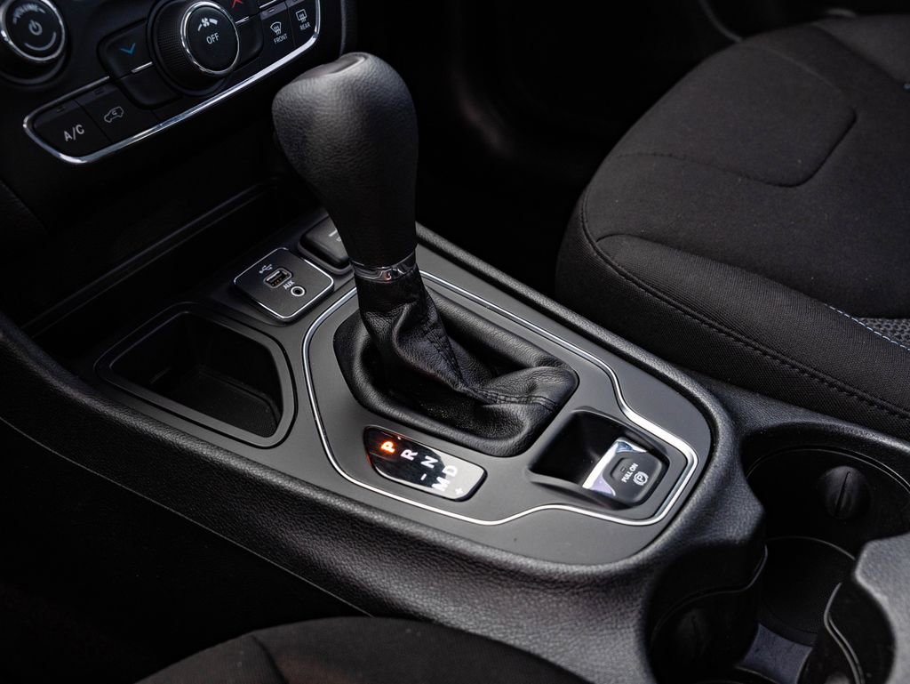 Used 2019 Jeep Cherokee Latitude w/ Popular Appearance Group image 35