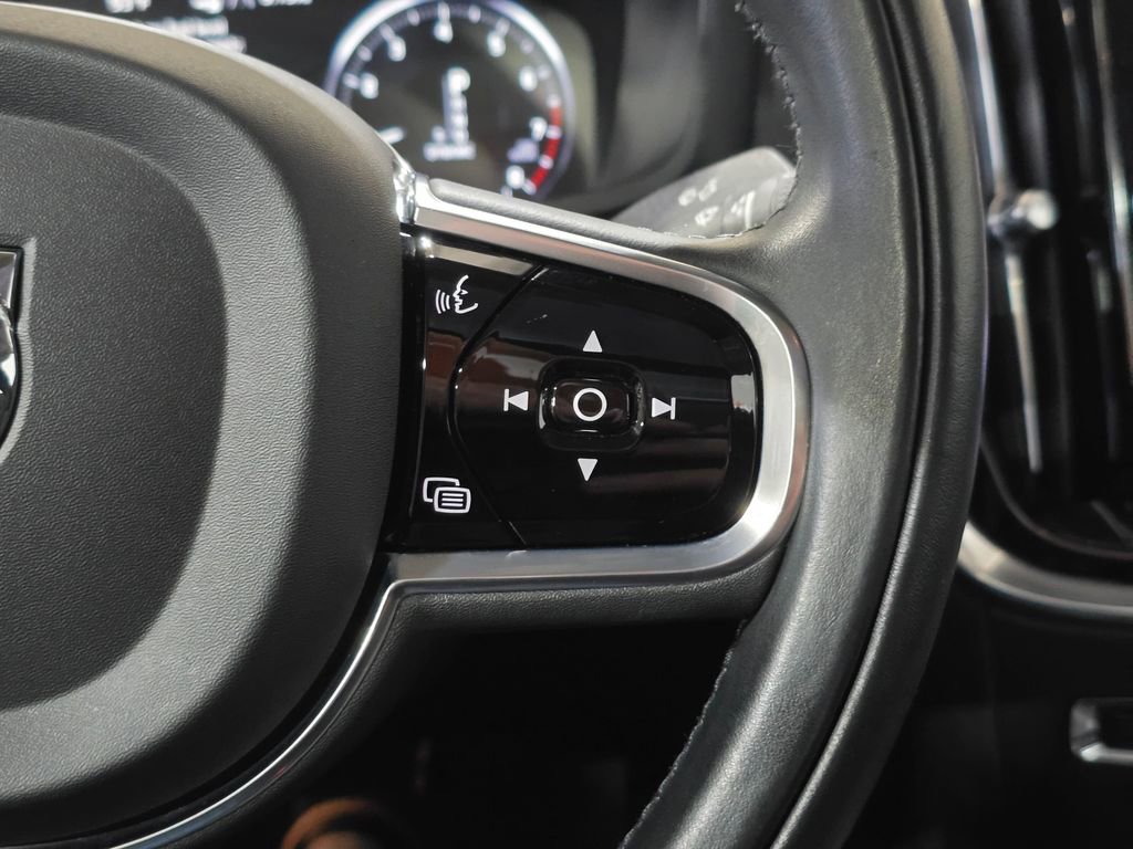 Used 2021 Volvo S60 T6 Momentum w/ Premium Package image 17