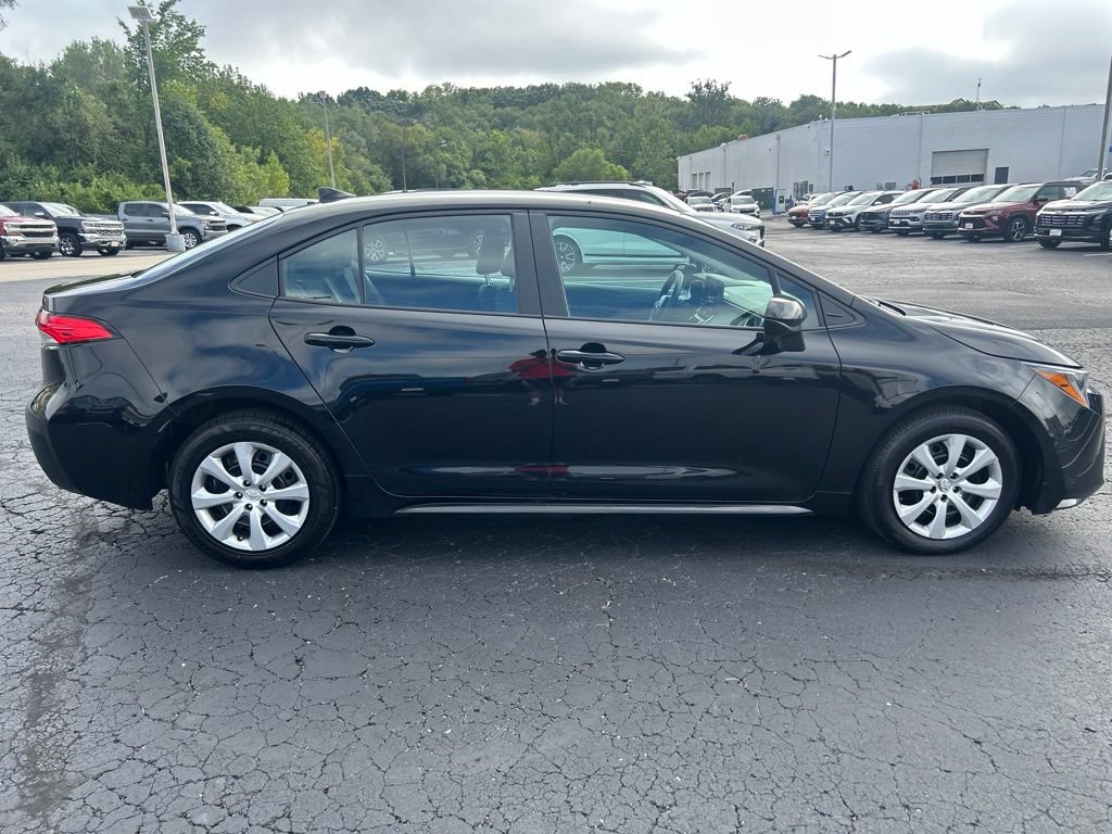 Used 2025 Toyota Corolla LE FWD image 4