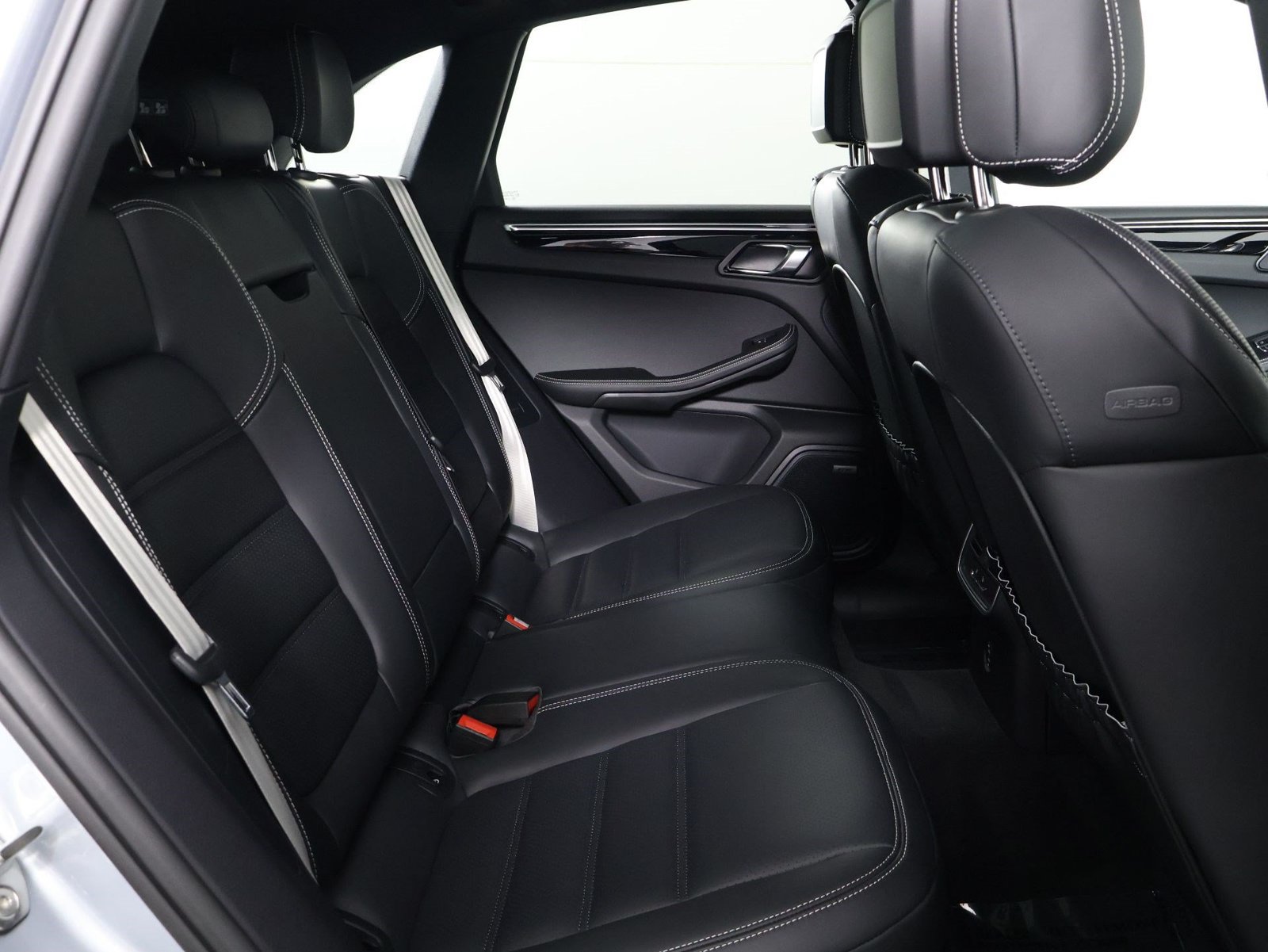 Certified 2026 Porsche Macan AWD/4WD image 32