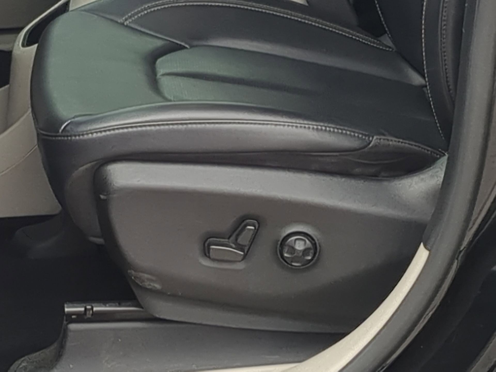 Used 2023 Chrysler Pacifica Touring-L image 12