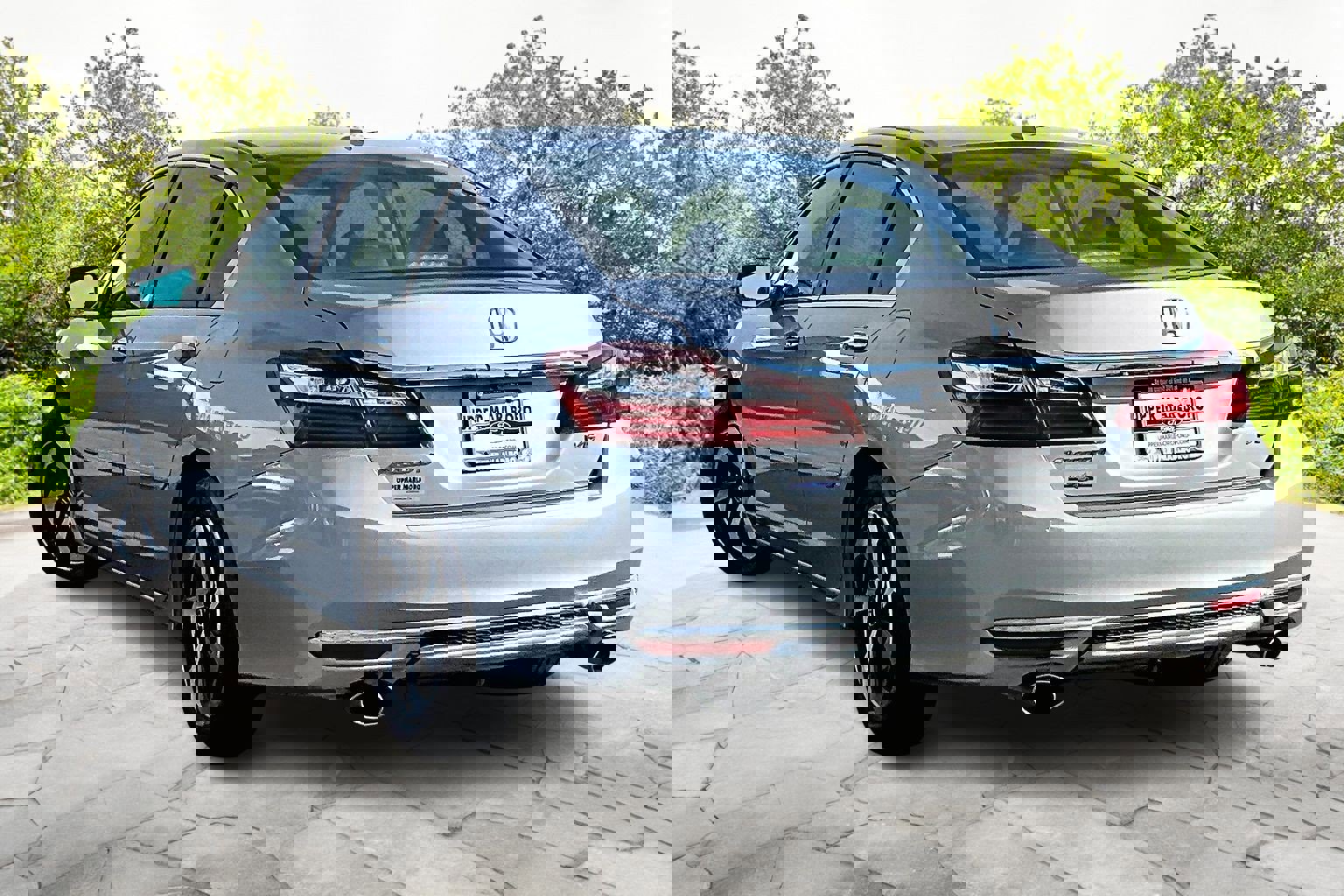 Used 2017 Honda Accord EX-L image 2