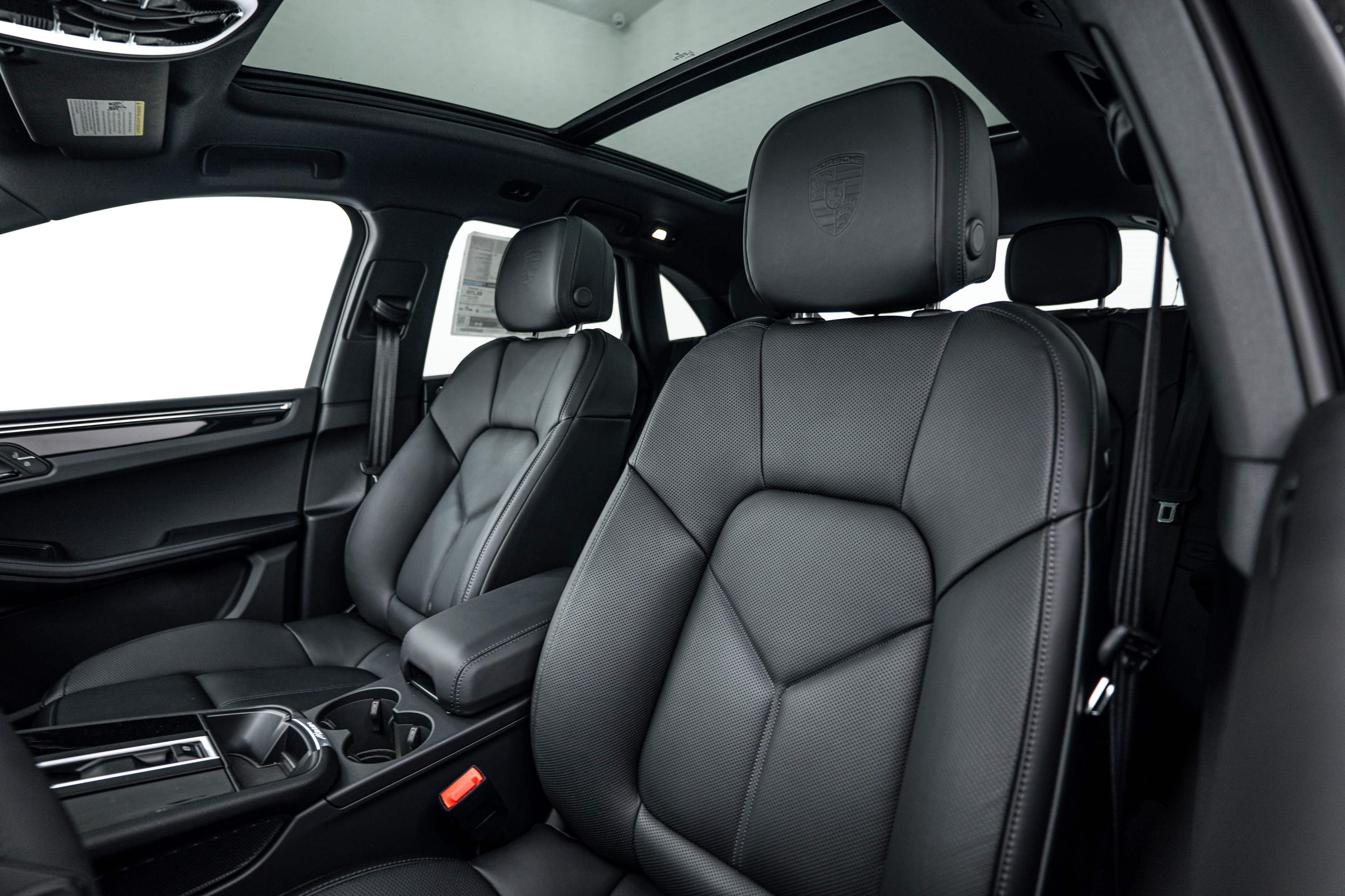 Certified 2026 Porsche Macan Turbo AWD/4WD image 18