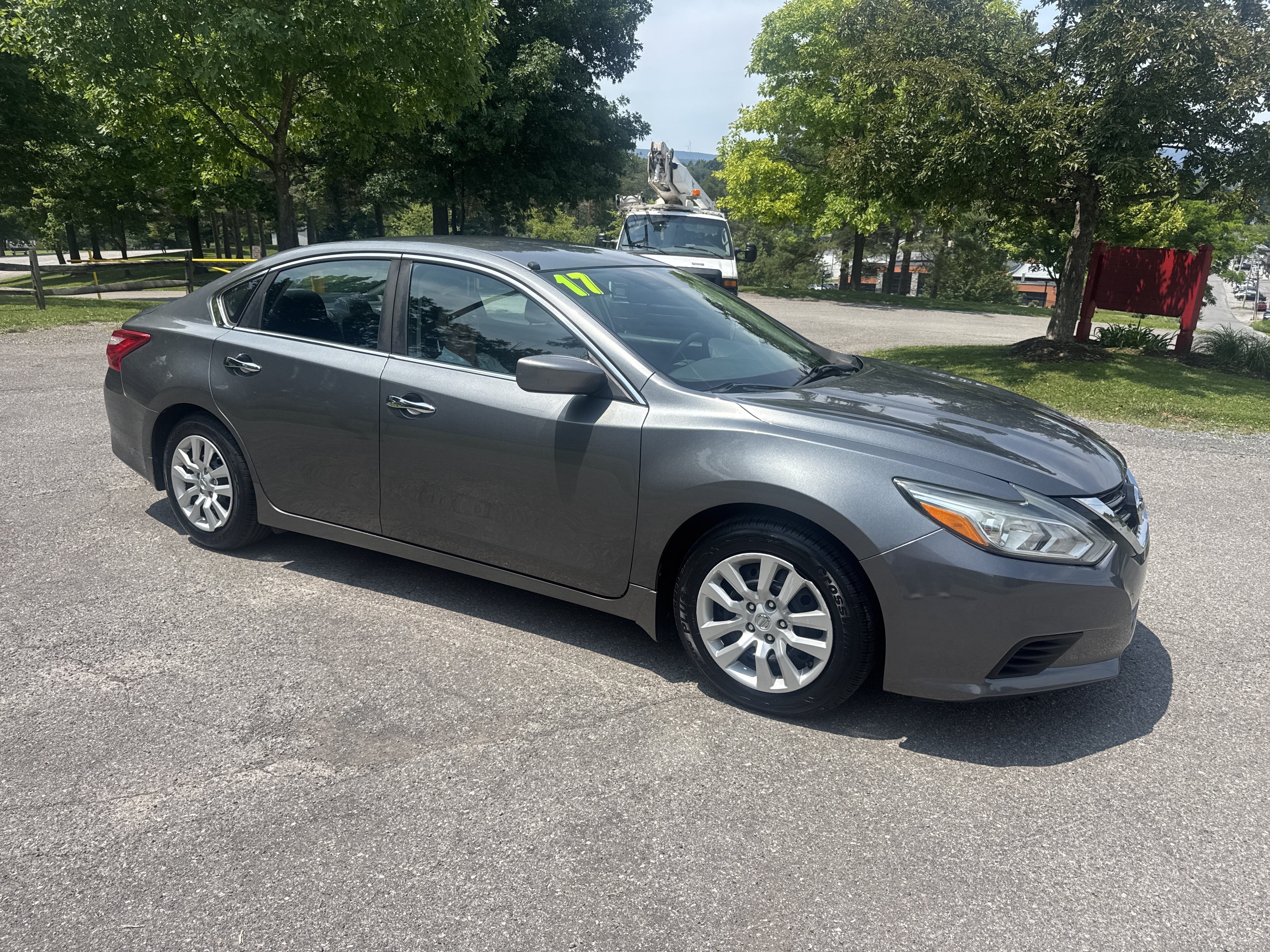Used 2017 Nissan Altima 2.5 S w/ Power Driver Seat Package FWD image 1