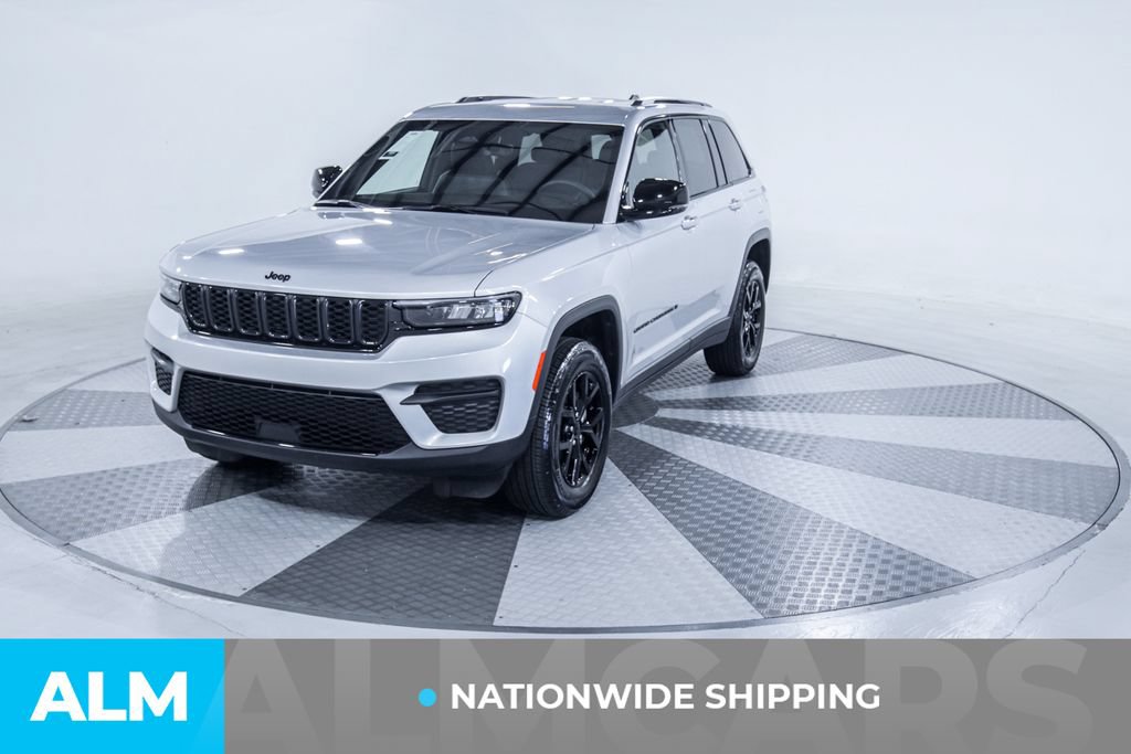 Used 2025 Jeep Grand Cherokee Altitude AWD/4WD image 2
