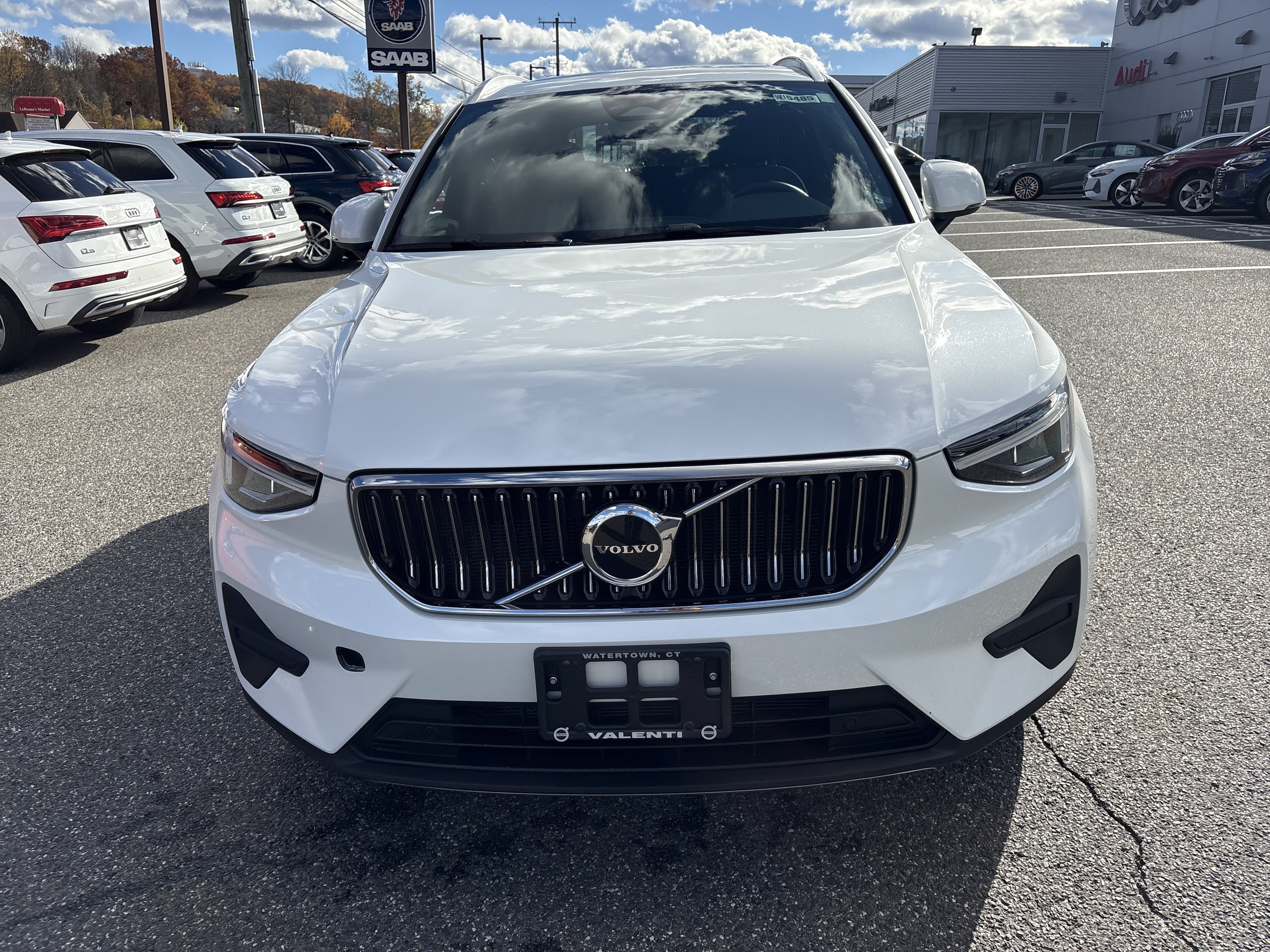 Certified 2025 Volvo XC40 B5 Core AWD/4WD image 2