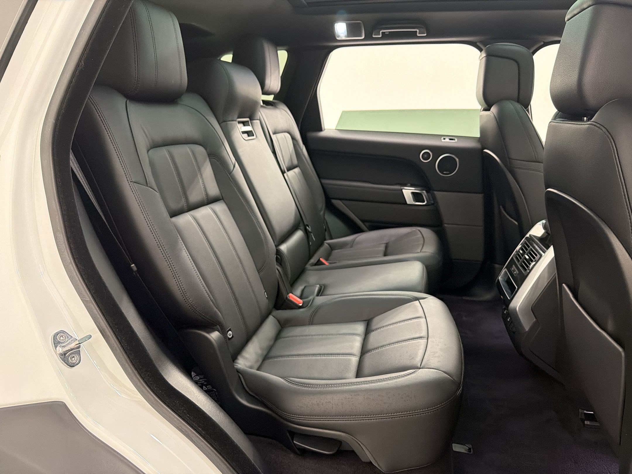 Used 2020 Land Rover Range Rover Sport SE AWD/4WD image 33