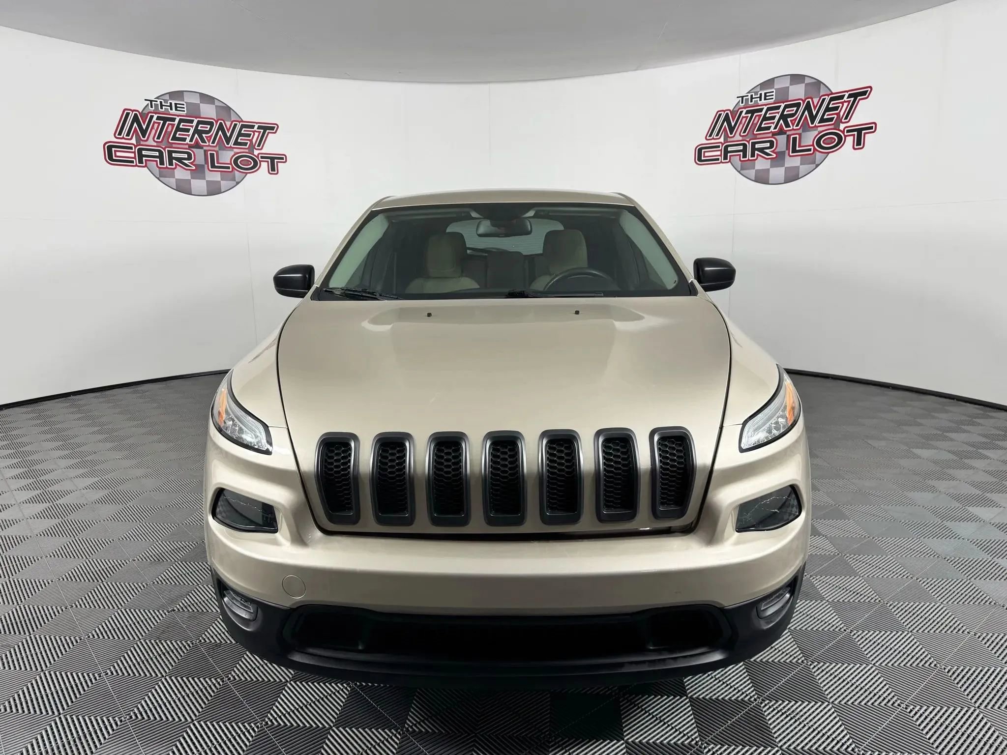 Used 2015 Jeep Cherokee Sport image 2