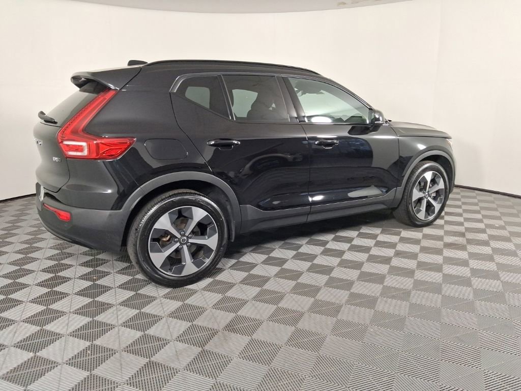 Certified 2025 Volvo XC40 B5 Plus AWD/4WD image 8