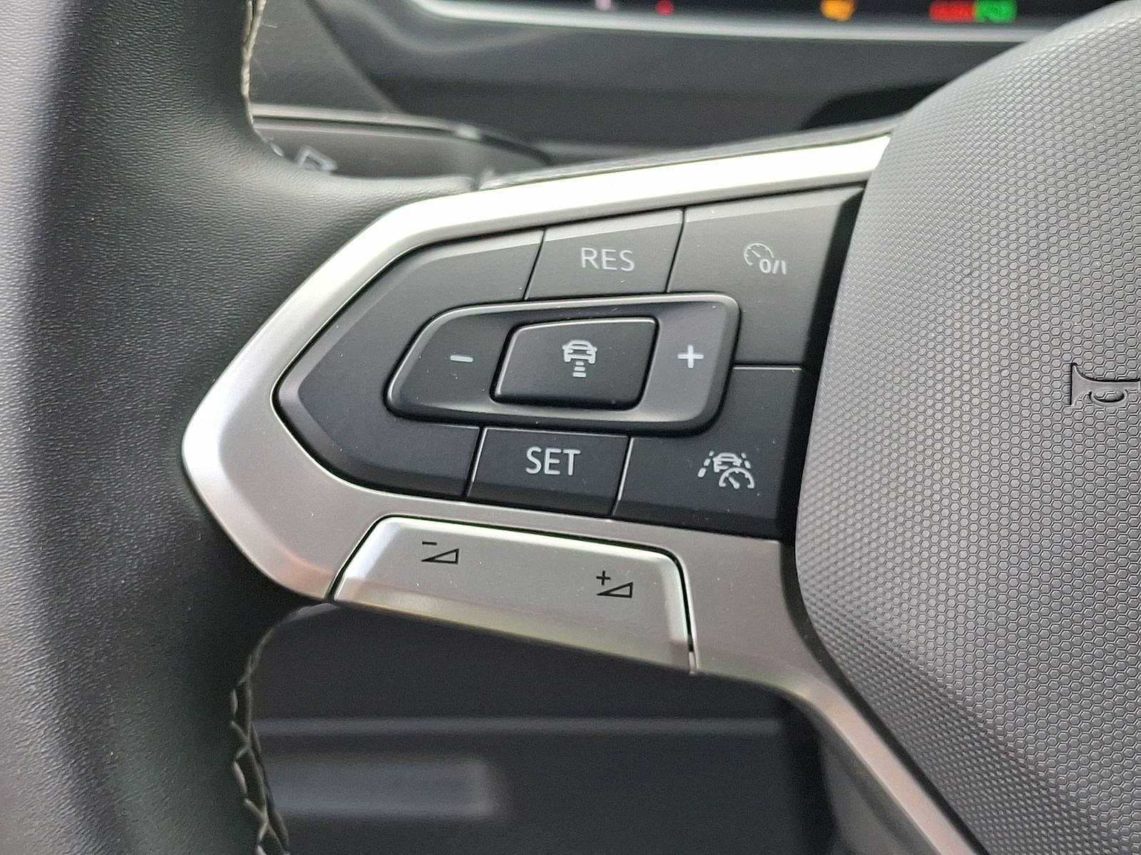 Used 2024 Volkswagen Tiguan SE w/ Panoramic Sunroof Package AWD/4WD image 18