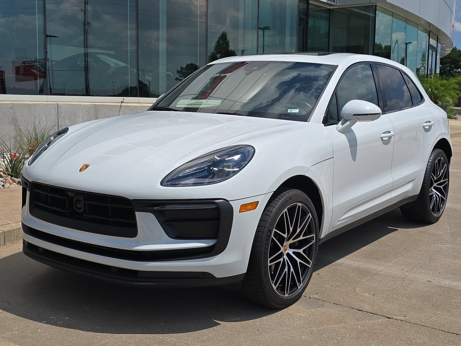 Certified 2022 Porsche Macan AWD/4WD image 1