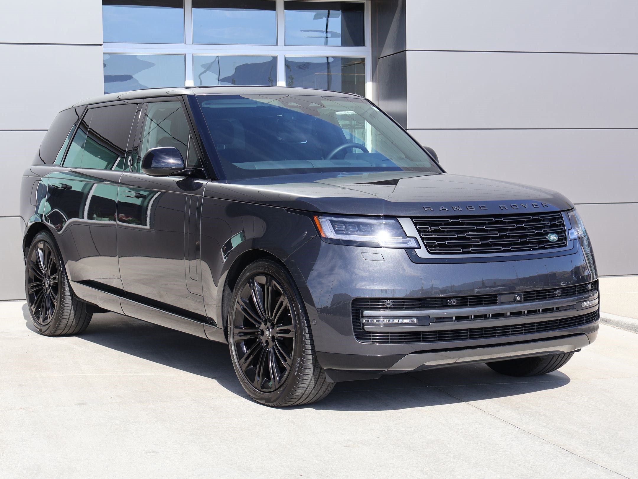 Certified 2024 Land Rover Range Rover Long Wheelbase SE AWD/4WD image 3