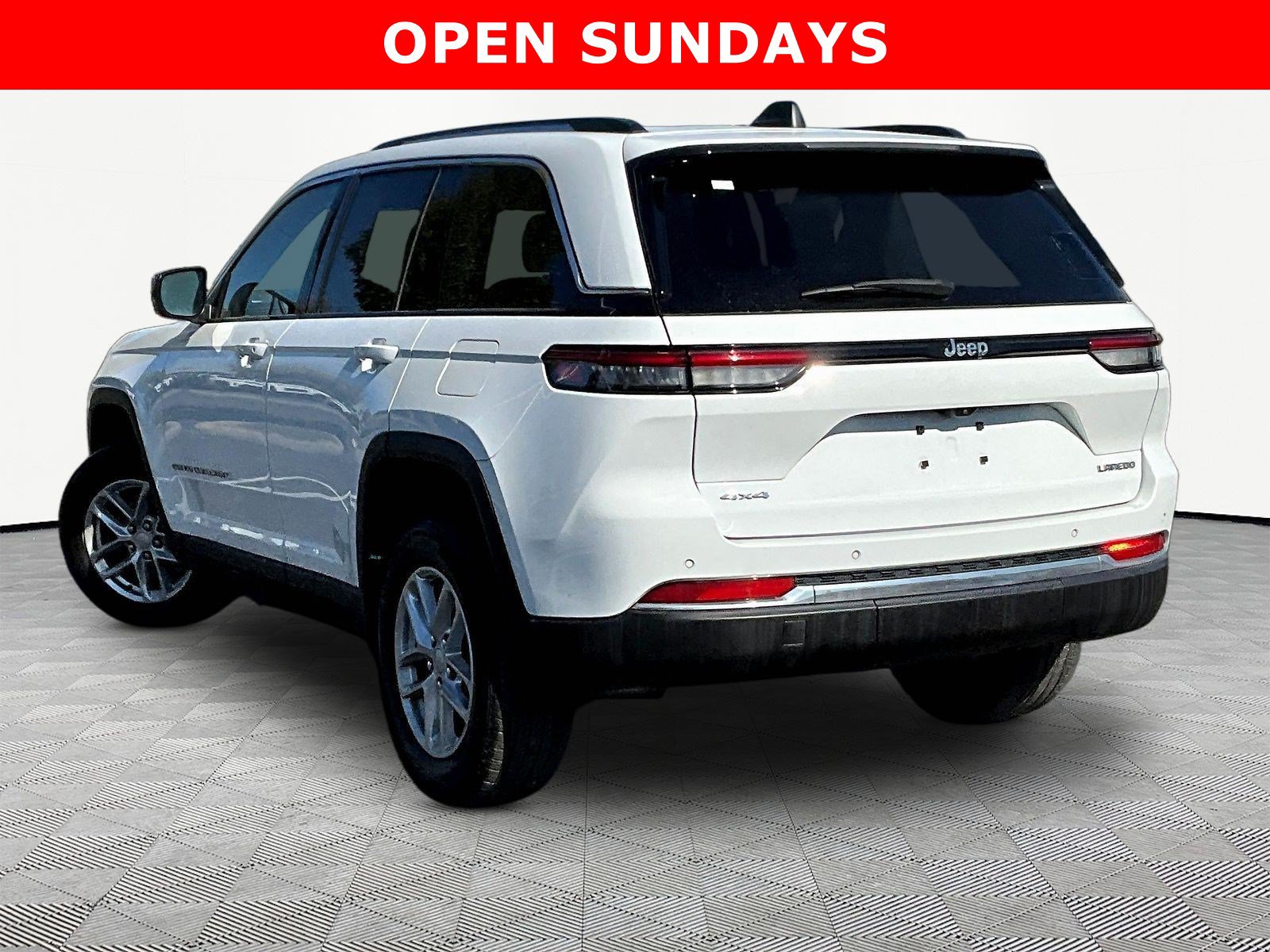 Used 2023 Jeep Grand Cherokee Laredo AWD/4WD image 4
