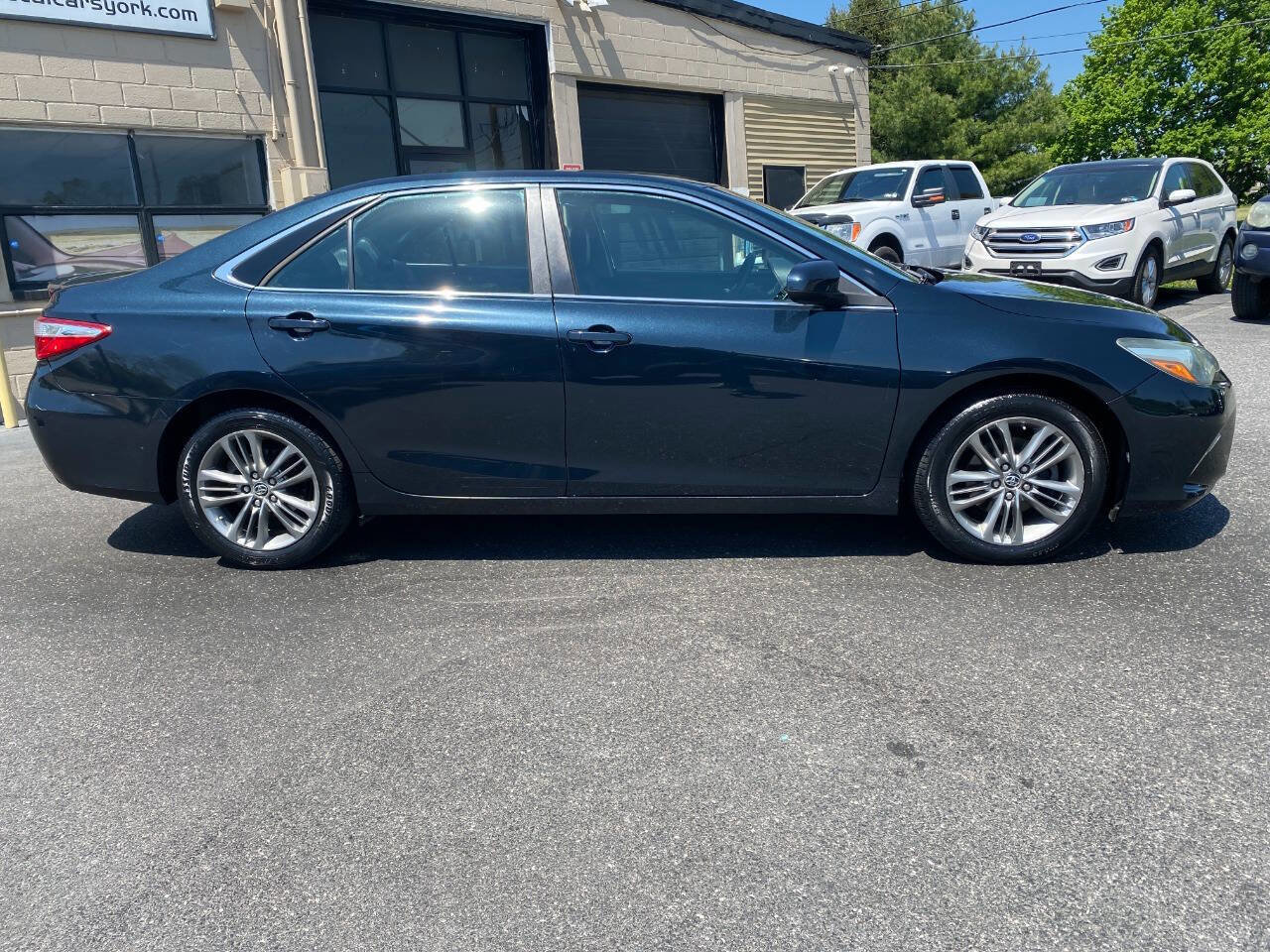 Used 2016 Toyota Camry SE FWD image 2